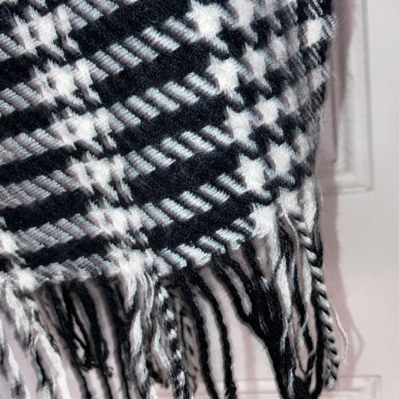 SHAWLY WRAP PONCHO Houndstooth Black White Toggle Front Closure 53 x 44 inch - Picture 5 of 13